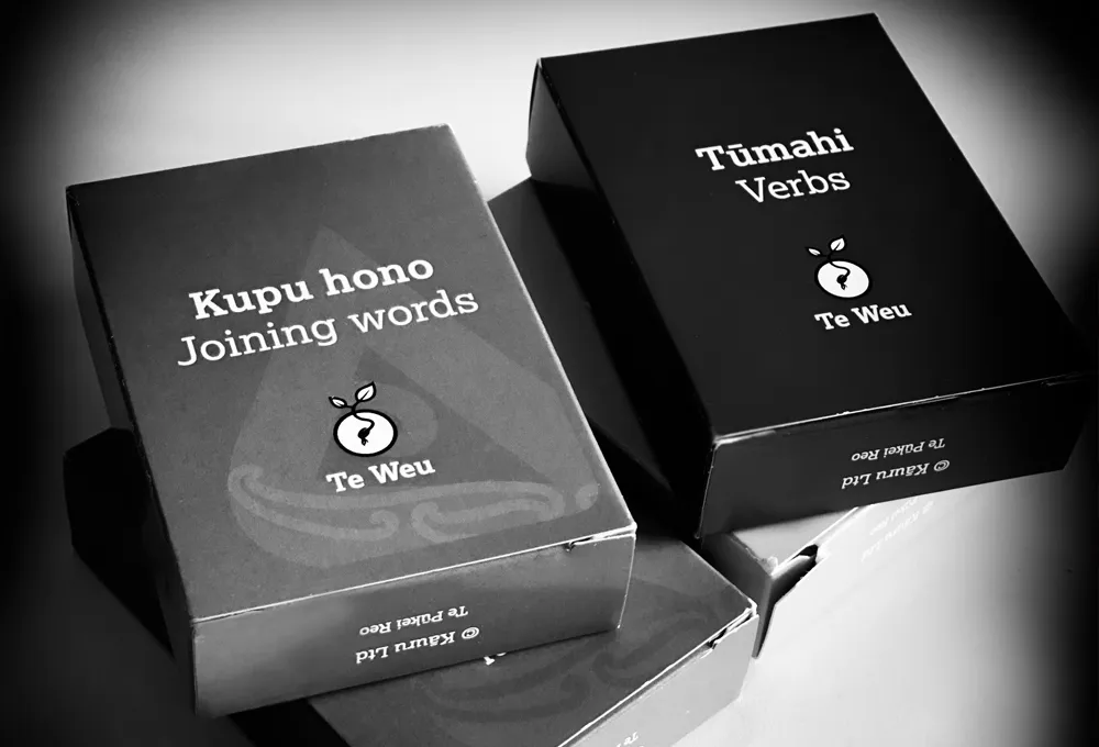Te Weu te reo Māori flash card boxes